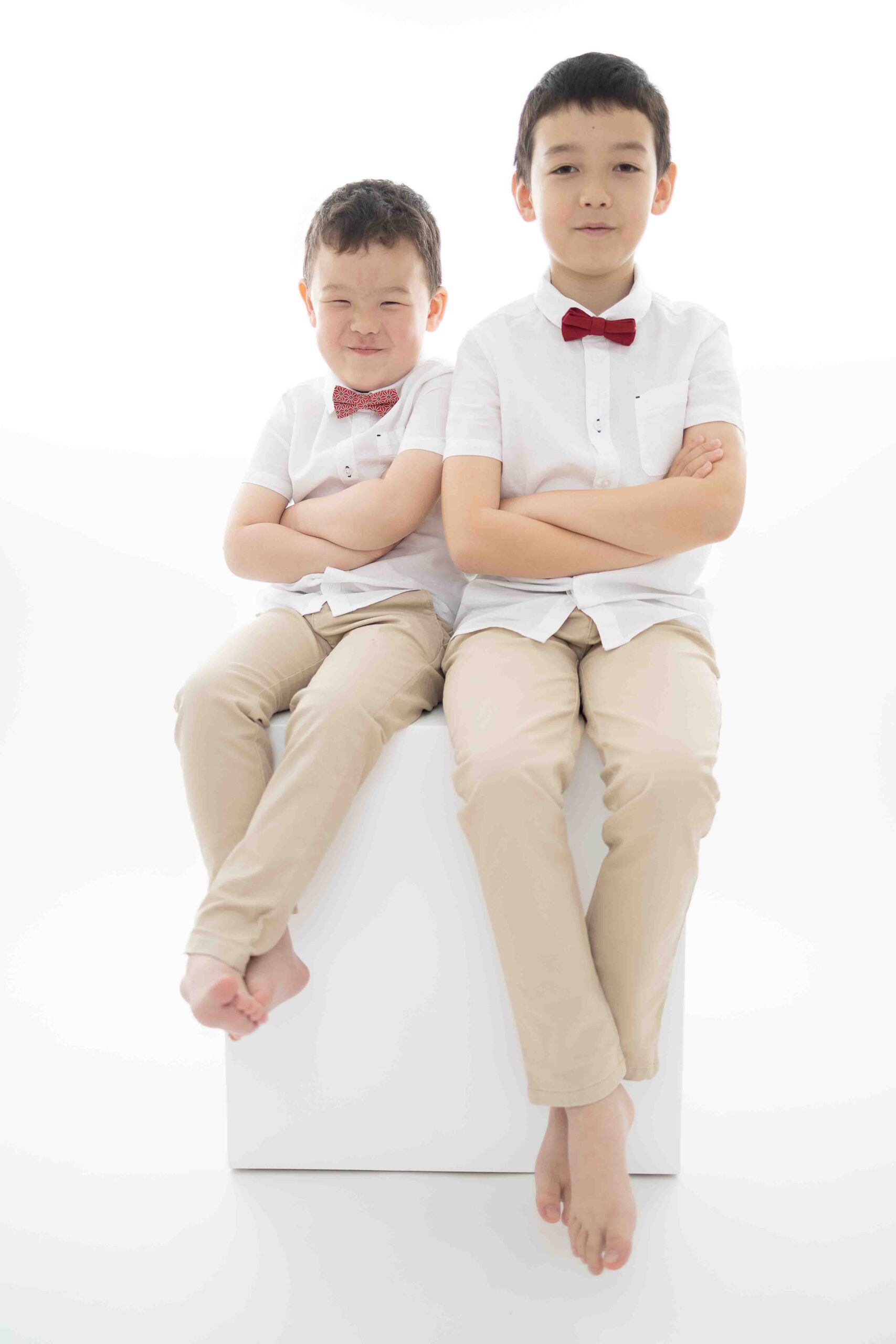 Séance photo de deux frères en studio sur fond blanc à Paris
