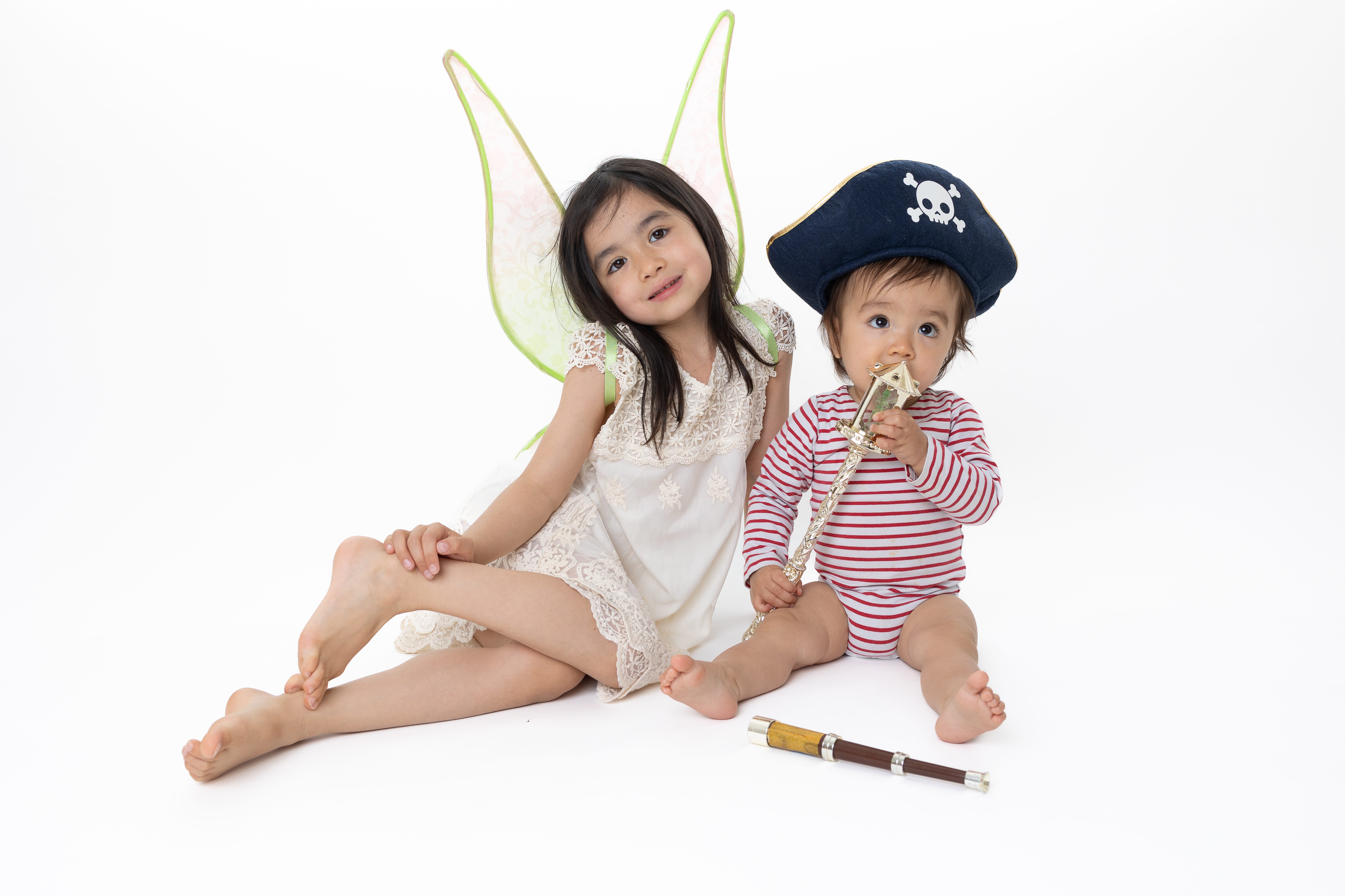 Séance photo bébé et enfant réalisée en studio à Paris – portrait ludique de fratrie