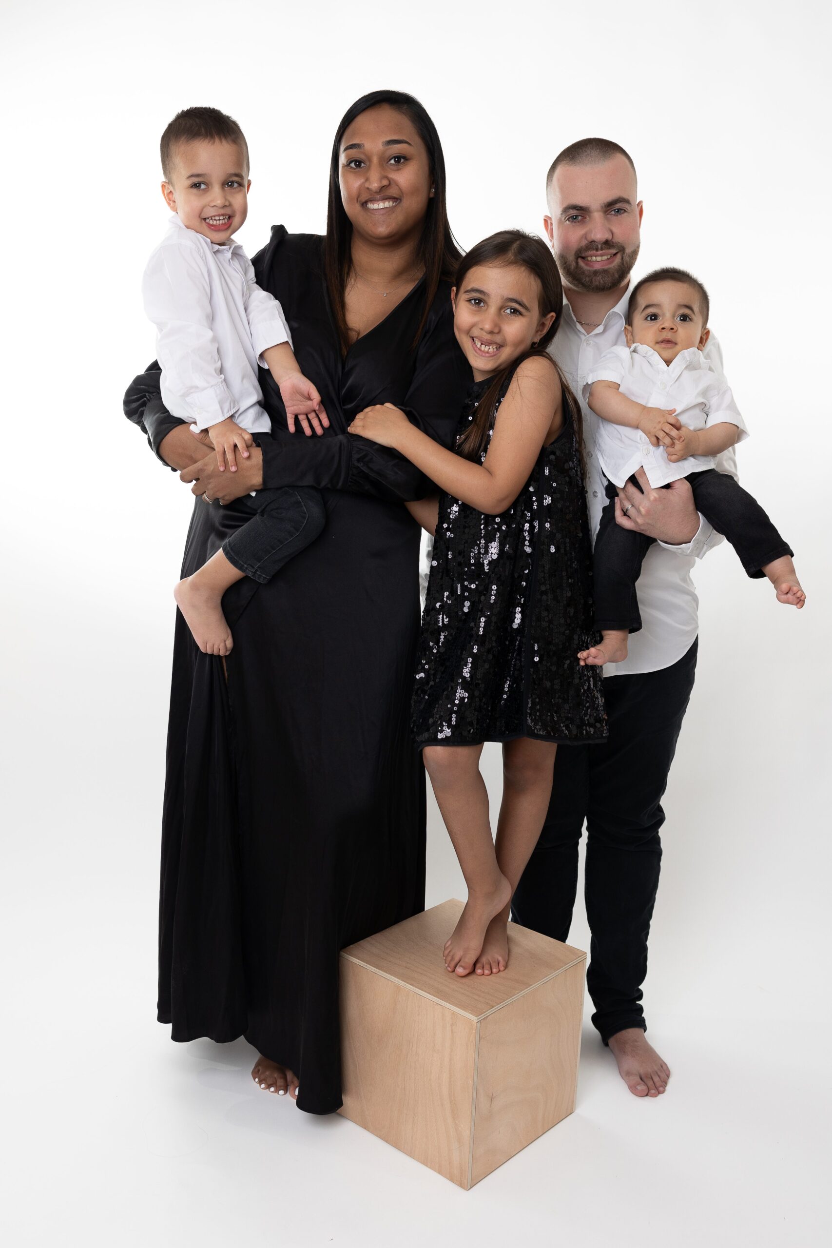 Séance photo famille réalisée en studio à Paris avec parents et enfants