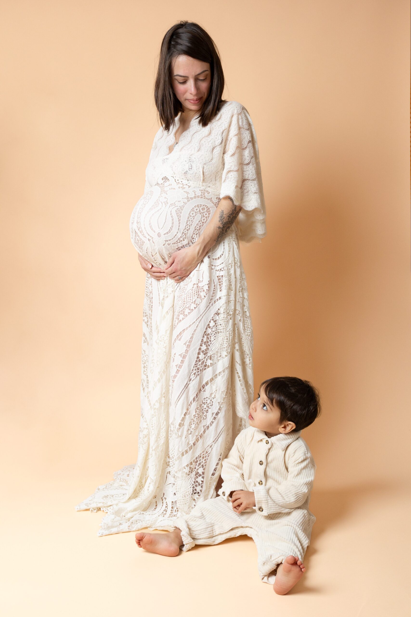 Séance photo grossesse en studio à Paris avec enfant – portrait de future maman et son enfant