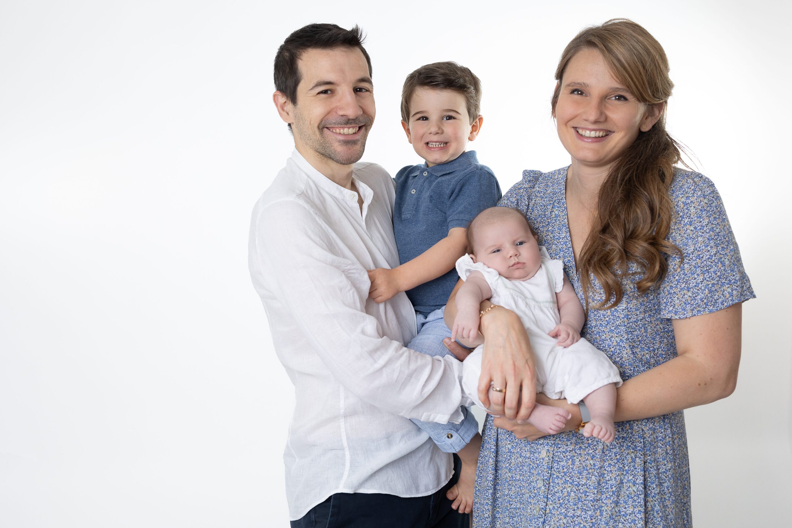 Séance photo naissance et famille réalisée en studio à Paris – parents avec leurs enfants