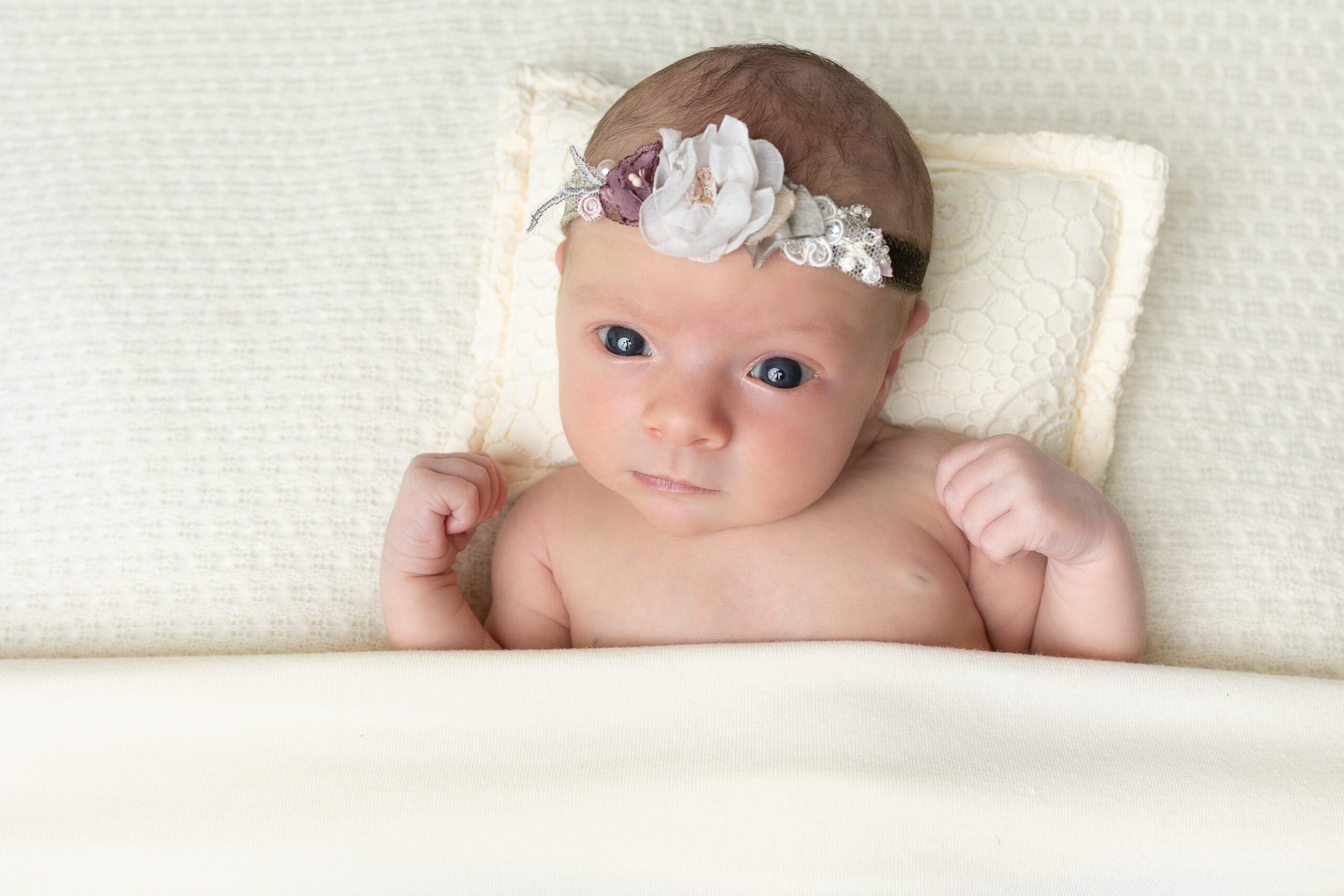 Nouveau-né éveillé lors d’une séance photo naissance en studio à Paris