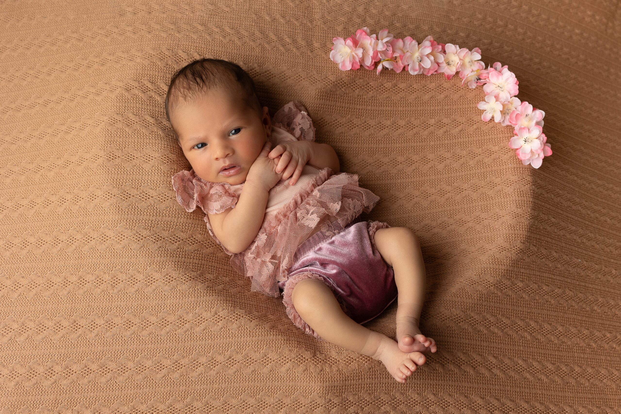 Bébé lors d’une séance photo naissance en studio à Paris