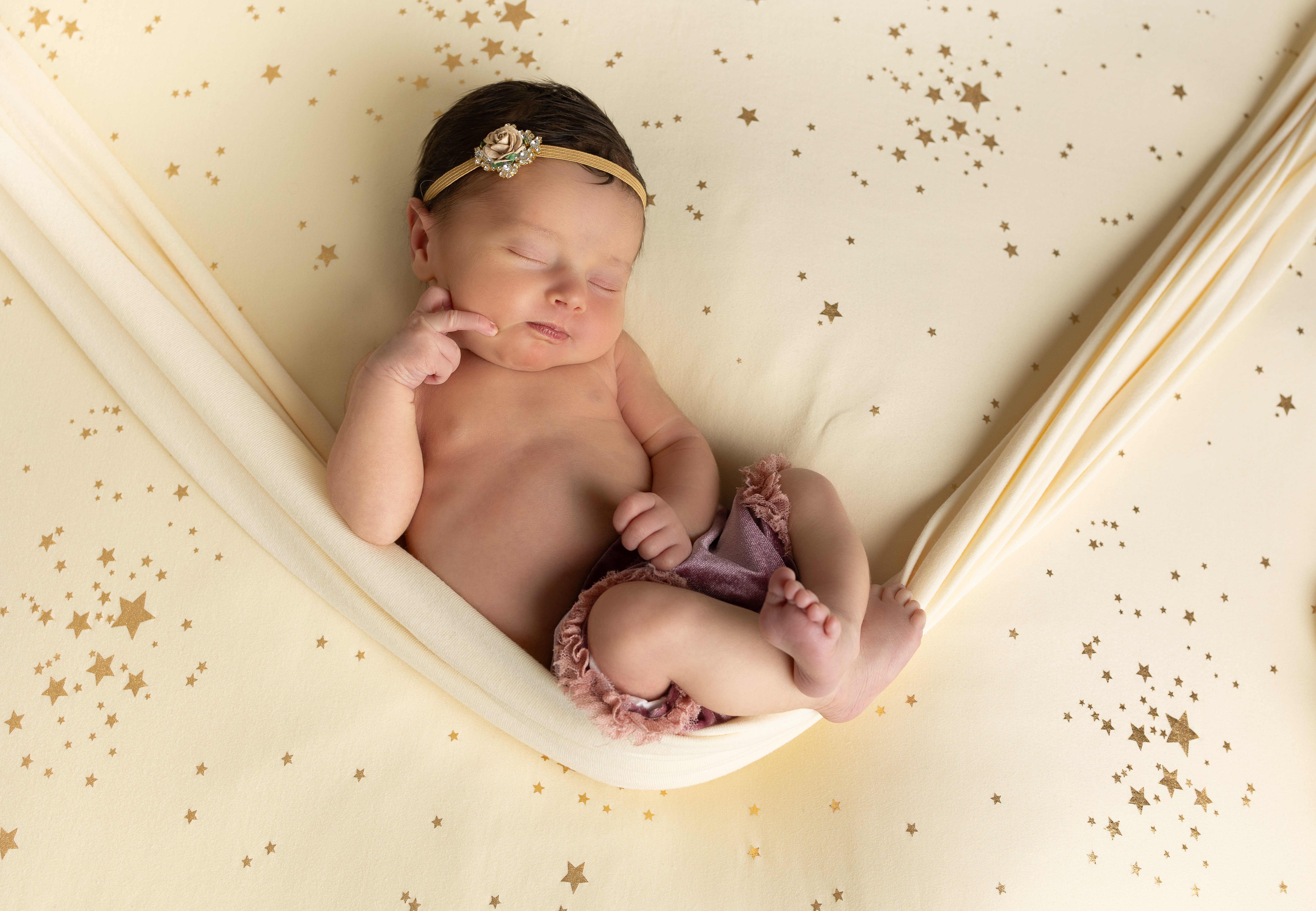 Photographe naissance à Paris – photo artistique de nouveau-né en studio